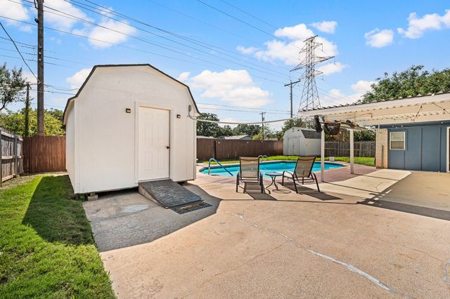 633 Lewis Drive, Hurst, TX 76054