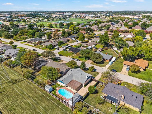 633 Lewis Drive, Hurst, TX 76054