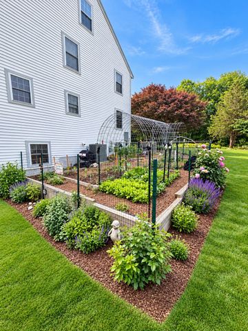 30 Arthur's Pl, Bridgewater, MA 02324