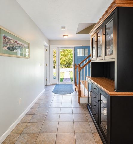 30 Arthur's Pl, Bridgewater, MA 02324