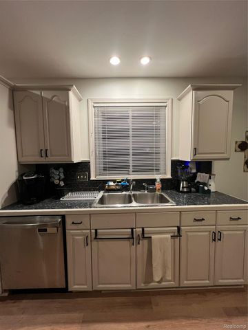 5921 Houghten Drive, Troy, MI 48098