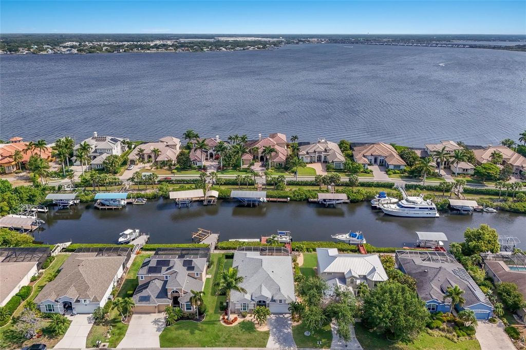 Image 3 of property listing at 3707 5TH AVENUE NE, Bradenton, FL 34208