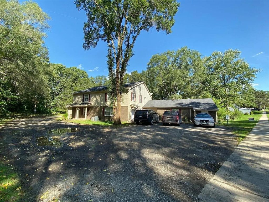 260 W Unadilla Street, Pinckney, MI 48169