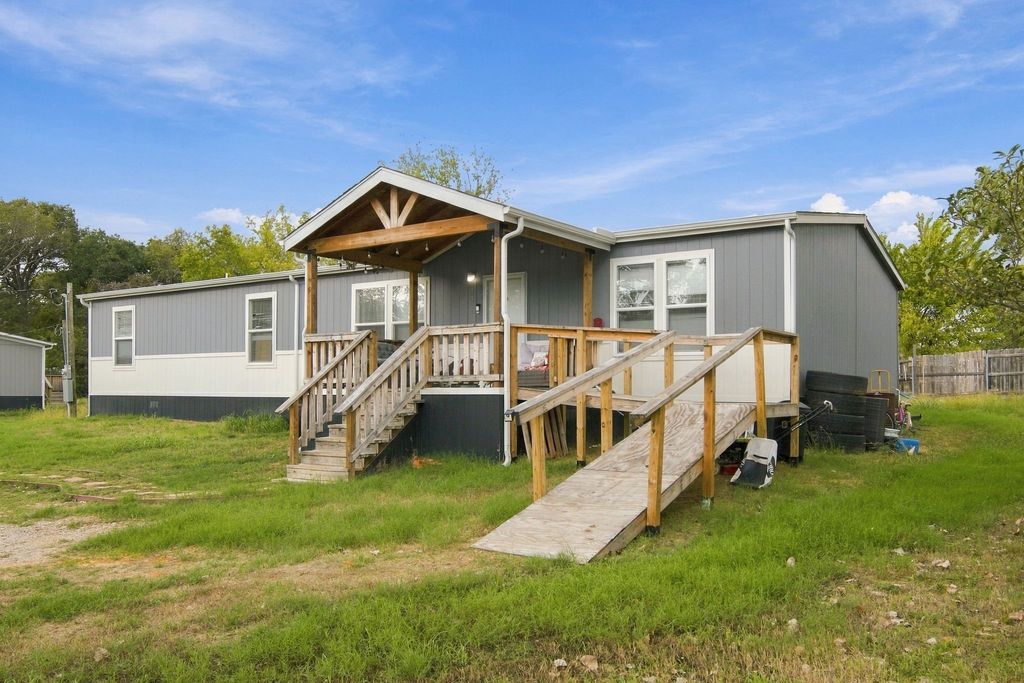 138 Kelly Court, Azle, TX 76020 — exterior