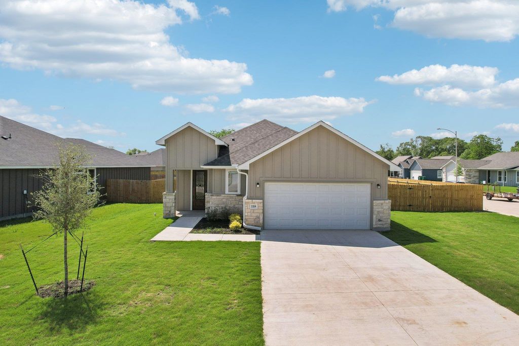 118 Callie ST, Smithville, TX 78957