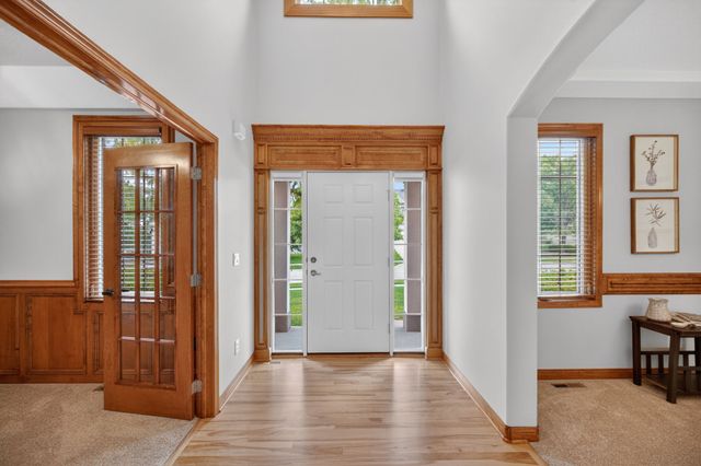 16002 Tanglewood Drive, Urbandale, IA 50323