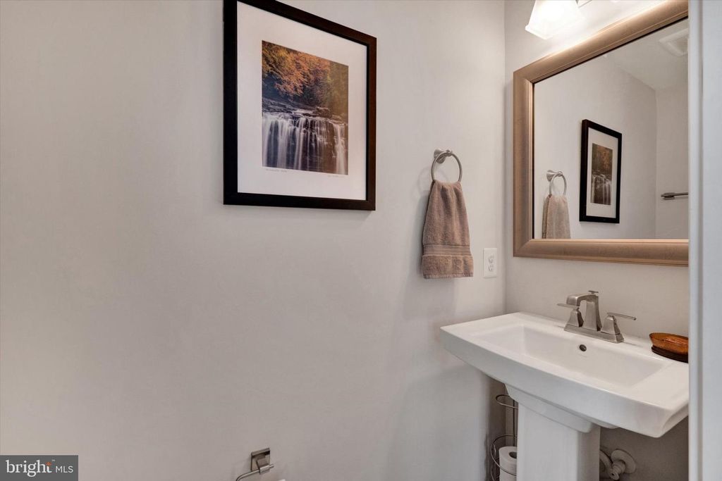 Image 4 of property listing at 6018 LEBEN DR, Frederick, MD 21703