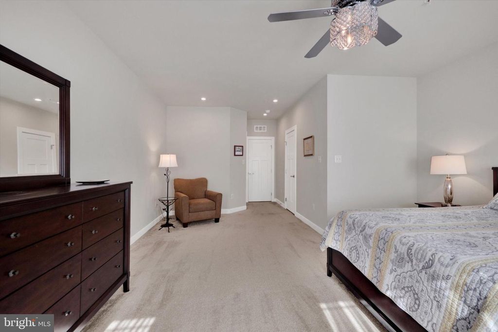 Image 7 of property listing at 6018 LEBEN DR, Frederick, MD 21703