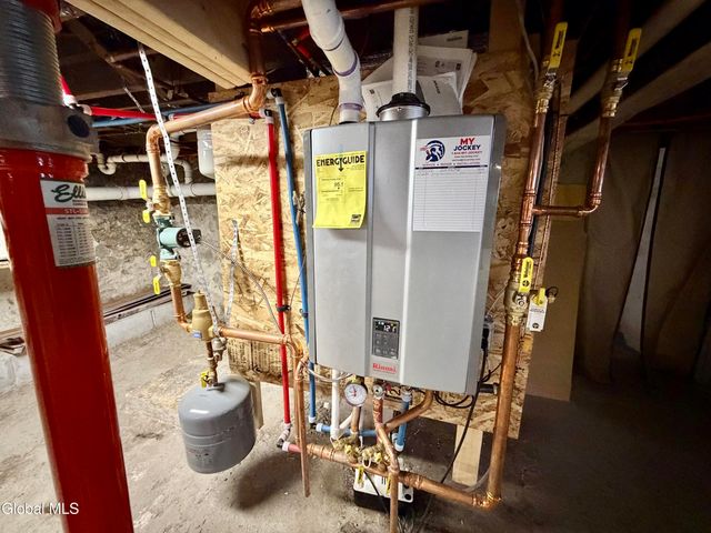 15 Henrietta Street, Amsterdam, NY 12010