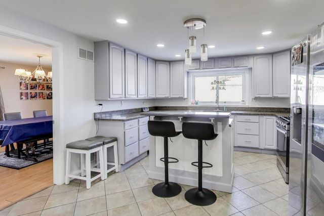 29 S Iowa Avenue, Addison, IL 60101