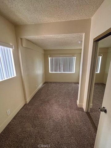 811 W 40th, Los Angeles, CA 90037