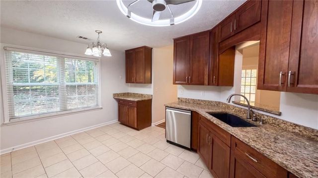 567 Deadwood Trail, Locust Grove, GA 30248