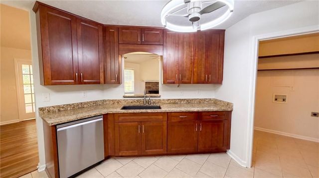 567 Deadwood Trail, Locust Grove, GA 30248