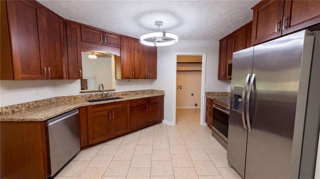 567 Deadwood Trail, Locust Grove, GA 30248