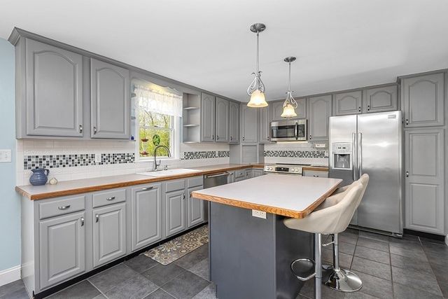 2 Howard Ln, Lakeville, MA 02347