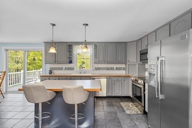 2 Howard Ln, Lakeville, MA 02347