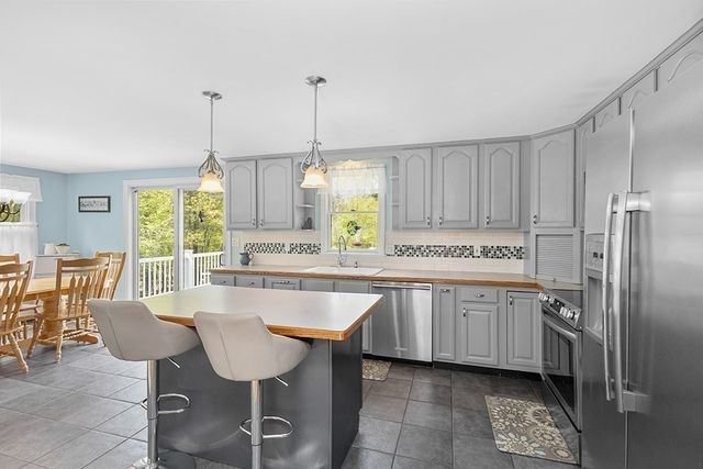 2 Howard Ln, Lakeville, MA 02347