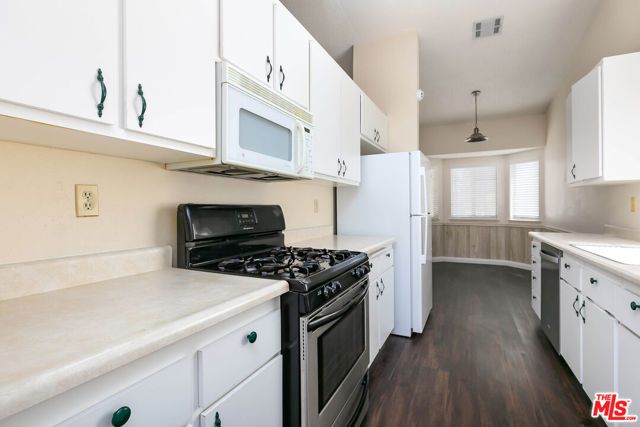 1010 E Avenue J6, Lancaster, CA 93535