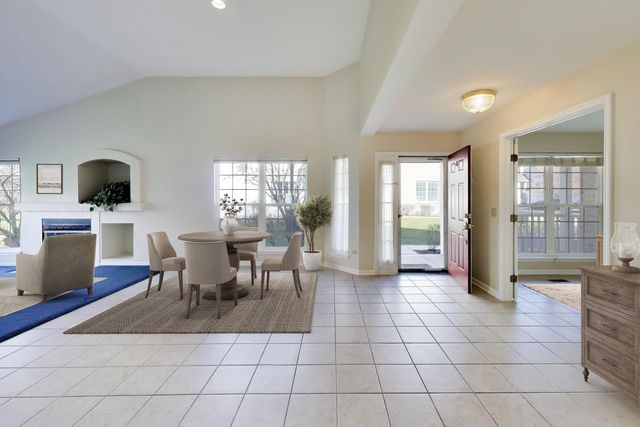 2710 Old Woods Trail, Plainfield, IL 60586