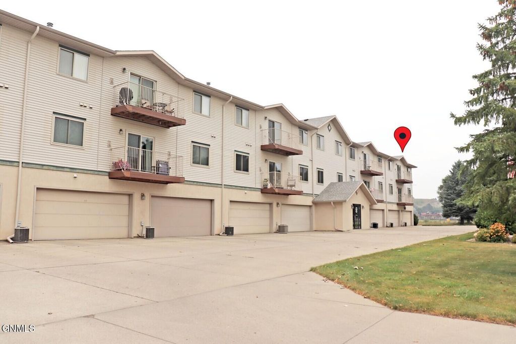 131 3rd Avenue SE, Mandan, ND 58554 photo 1