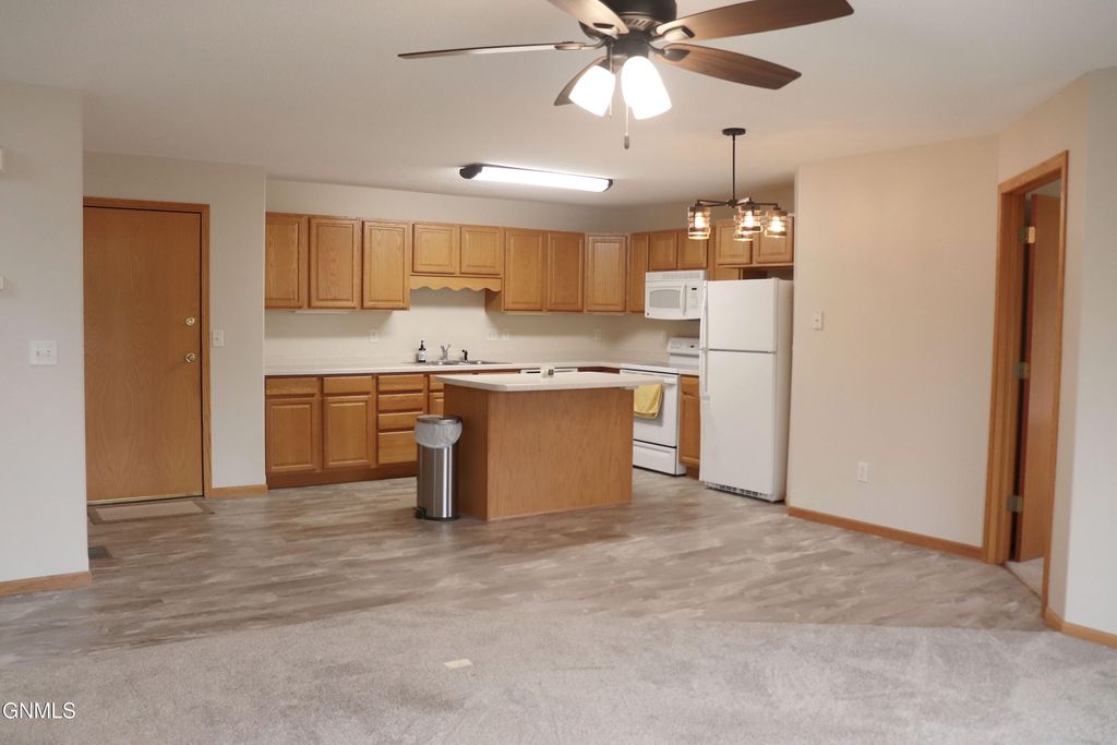 131 3rd Avenue SE, Mandan, ND 58554 photo 2