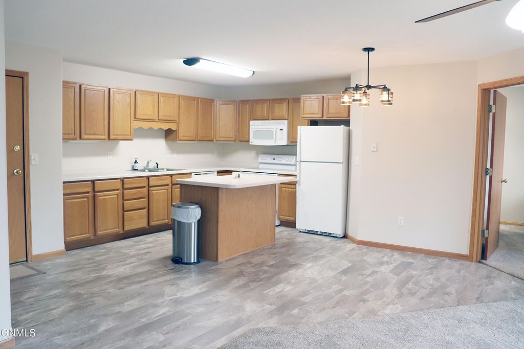131 3rd Avenue SE, Mandan, ND 58554 photo 3