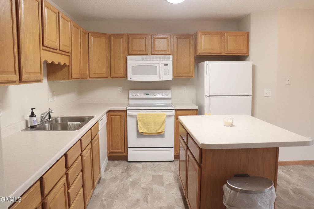 131 3rd Avenue SE, Mandan, ND 58554 photo 4