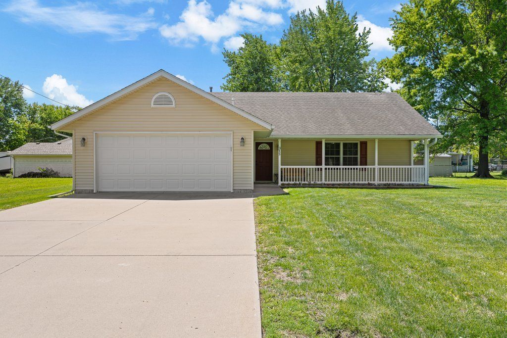 315 E Lotte Street, Blue Grass, IA 52726
