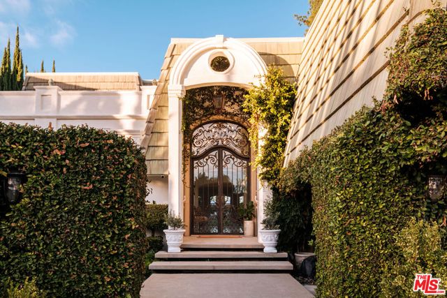 18875 Pasadero Drive, Tarzana, CA 91356