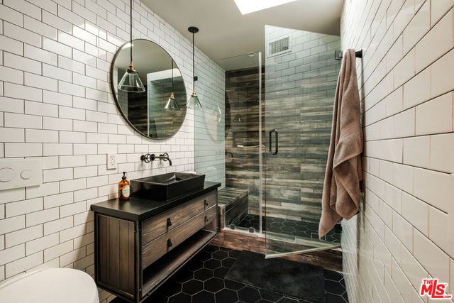 18875 Pasadero Drive, Tarzana, CA 91356