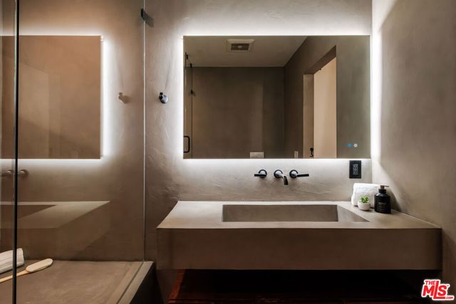 18875 Pasadero Drive, Tarzana, CA 91356