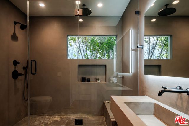 18875 Pasadero Drive, Tarzana, CA 91356