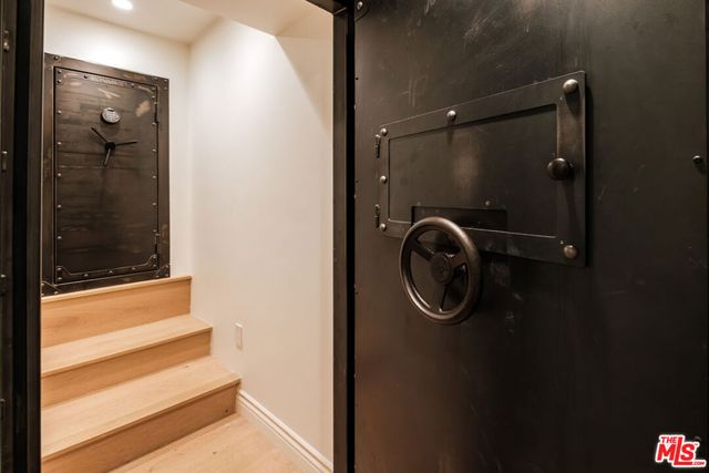 18875 Pasadero Drive, Tarzana, CA 91356