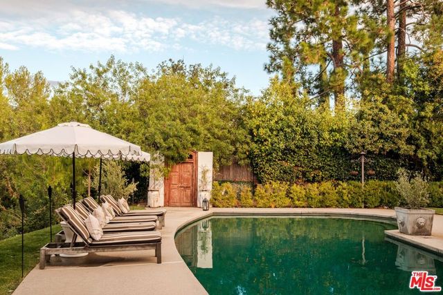 18875 Pasadero Drive, Tarzana, CA 91356