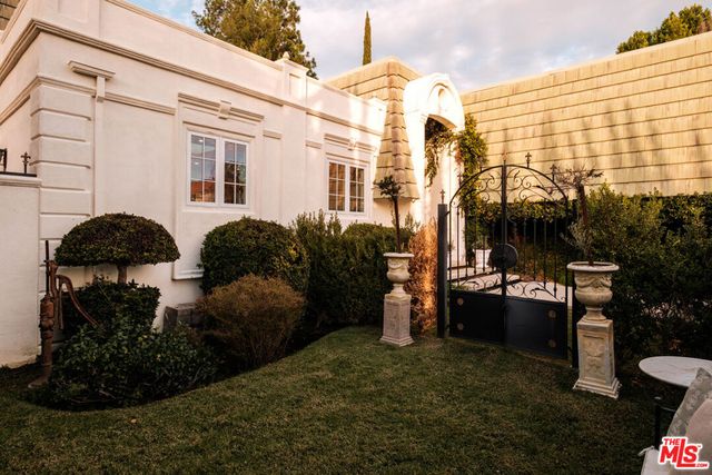 18875 Pasadero Drive, Tarzana, CA 91356