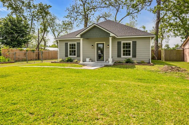 407 Harris Road, Highlands, TX 77562