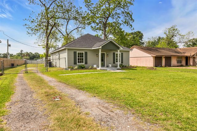 407 Harris Road, Highlands, TX 77562