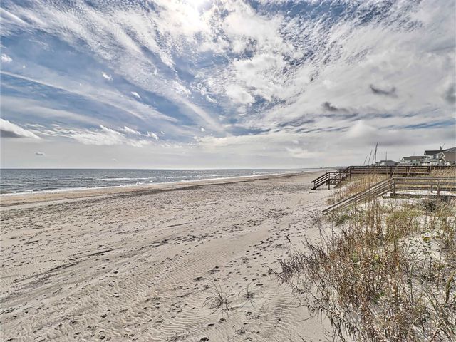 352 Lakeshore Dr., Pawleys Island, SC 29585