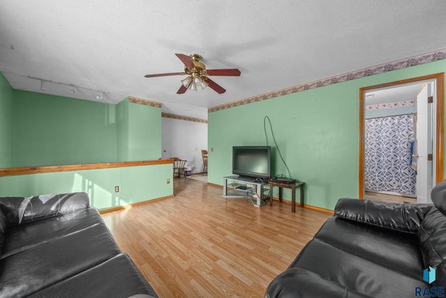 2012 E Tracy Ln Lane, Sioux Falls, SD 57103