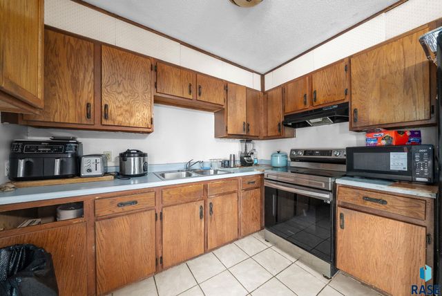 2012 E Tracy Ln Lane, Sioux Falls, SD 57103