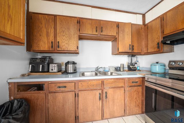 2012 E Tracy Ln Lane, Sioux Falls, SD 57103