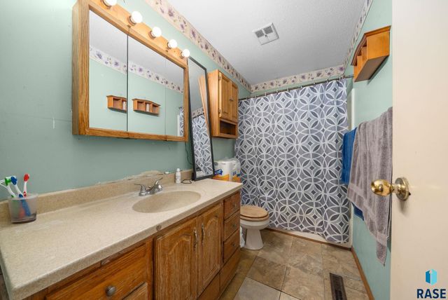 2012 E Tracy Ln Lane, Sioux Falls, SD 57103