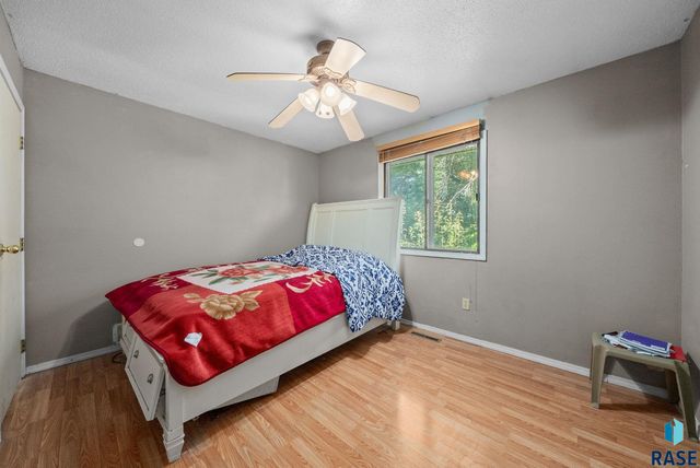 2012 E Tracy Ln Lane, Sioux Falls, SD 57103