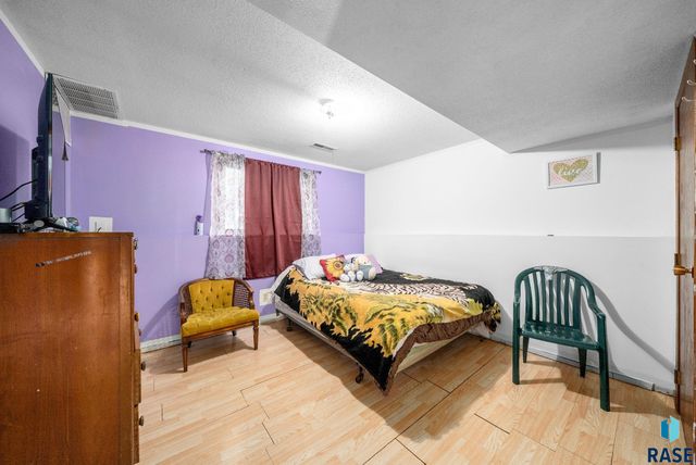 2012 E Tracy Ln Lane, Sioux Falls, SD 57103