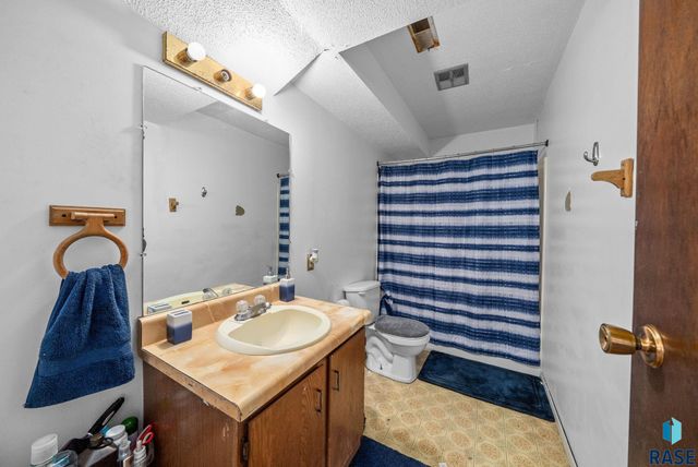 2012 E Tracy Ln Lane, Sioux Falls, SD 57103