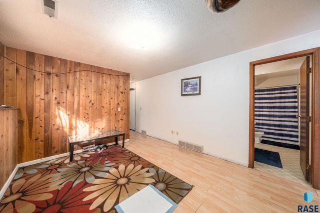 2012 E Tracy Ln Lane, Sioux Falls, SD 57103