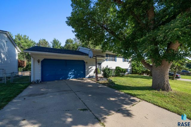 2012 E Tracy Ln Lane, Sioux Falls, SD 57103