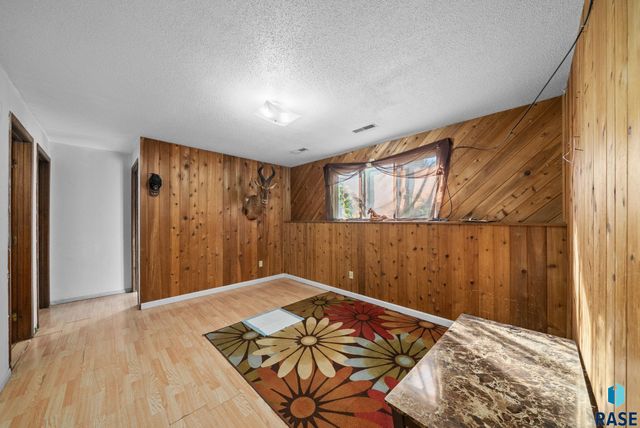 2012 E Tracy Ln Lane, Sioux Falls, SD 57103