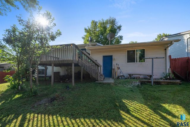 2012 E Tracy Ln Lane, Sioux Falls, SD 57103