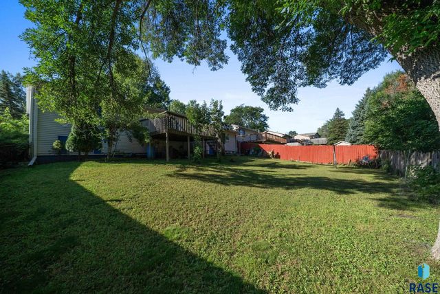 2012 E Tracy Ln Lane, Sioux Falls, SD 57103